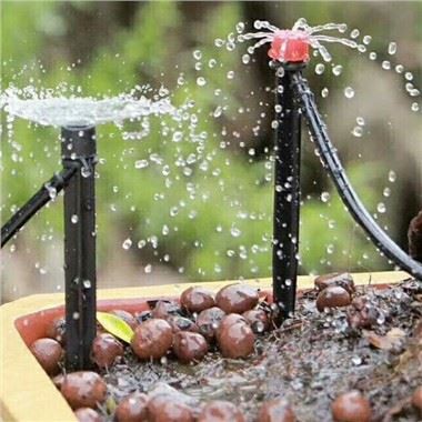 Systém kapkového zavlažovače pro zavlažování trávy